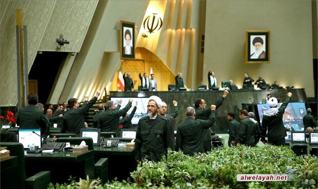 مجلس الشورى الإسلامية يرتدي زي الحرس الثوري