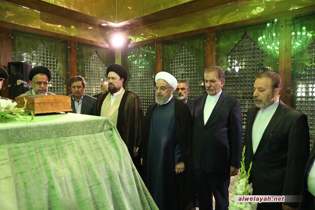 روحاني وأعضاء الحكومة يجددون العهد مع مبادئ الإمام الخميني (رض)