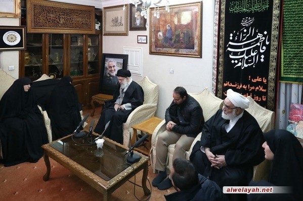 قائد الثورة الإسلامية يحضر في منزل الشهيد الفريق الحاج قاسم سليماني