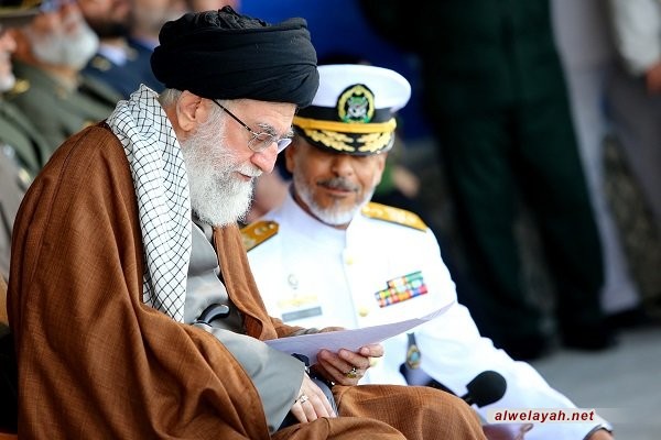 قائد الثورة الإسلامية: الشعب الإيراني لم يخش أمريكا بل أرغمها على الانسحاب وأذاقها الهزيمة