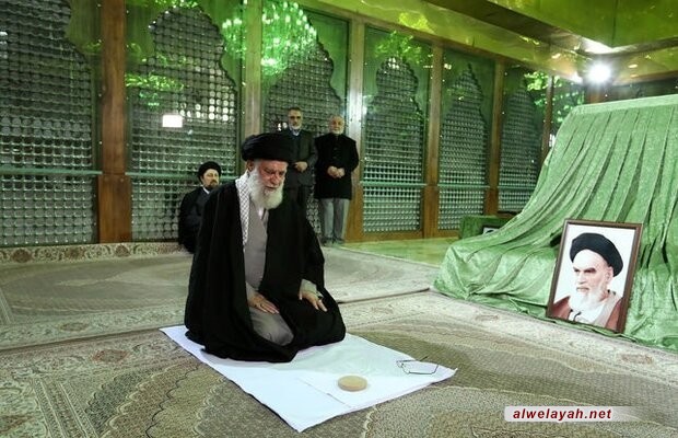 قائد الثورة الاسلامية يزور مرقد مفجر الثورة الإسلامية الامام الخميني (ره) + صور
