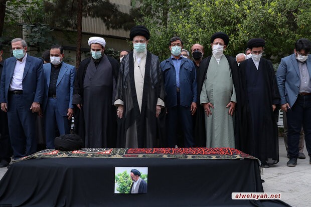 قائد الثورة الإسلامية يقيم صلاة الميت على جثمان حجة الإسلام دعائي