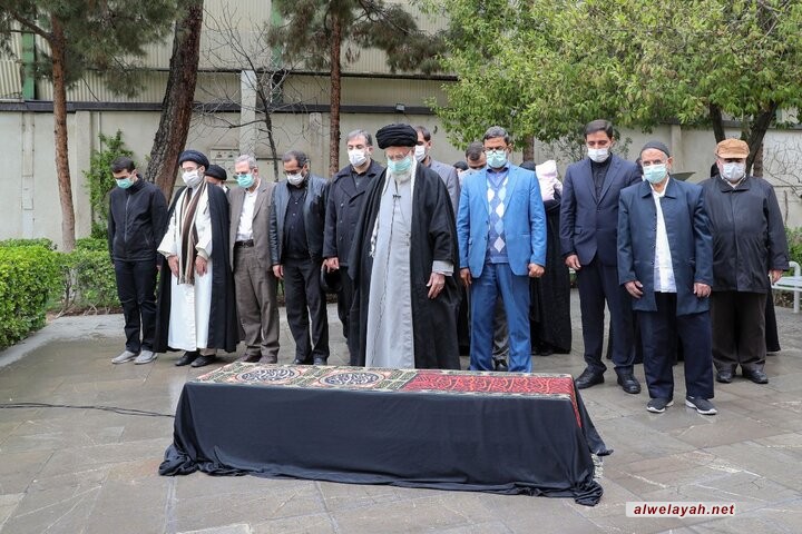قائد الثورة الإسلامية يؤدي صلاة الميت على جثمان المرحوم "حسن غفوري فرد"