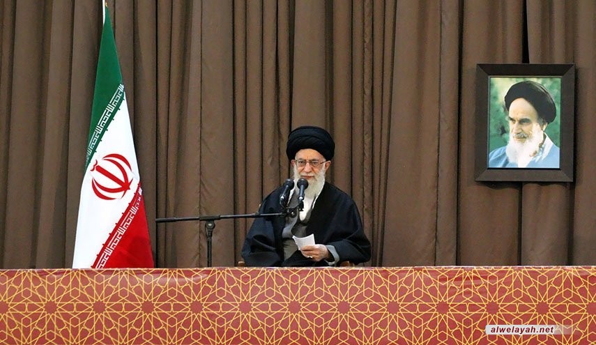 قائد الثورة الإسلامية يلقي كلمة في الصحن الرضوي الشريف