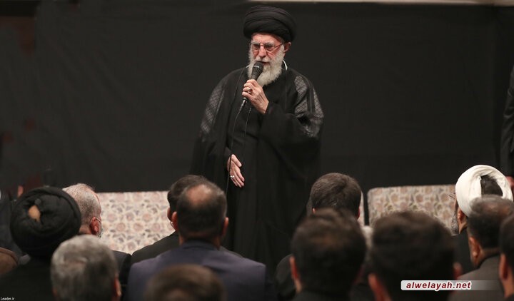 قائد الثورة الإسلامیة: إذا صمدتم ستصلون إلى القمة