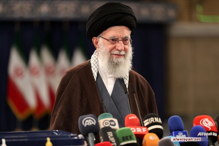 قائد الثورة الإسلامية: أعين شعوب العالم تترقب الوضع في إيران اليوم