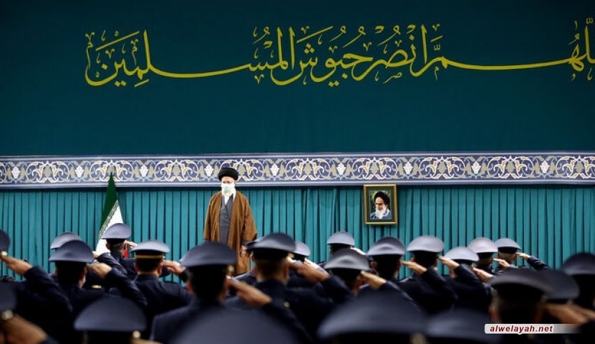 الإمام الخامنئي يستقبل حشدا من قادة وكوادر سلاح الجو الإيراني