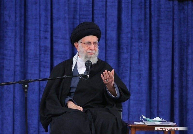 قائد الثورة الإسلامية: علينا الاستماع لرسالة الشهداء والاستفادة منها
