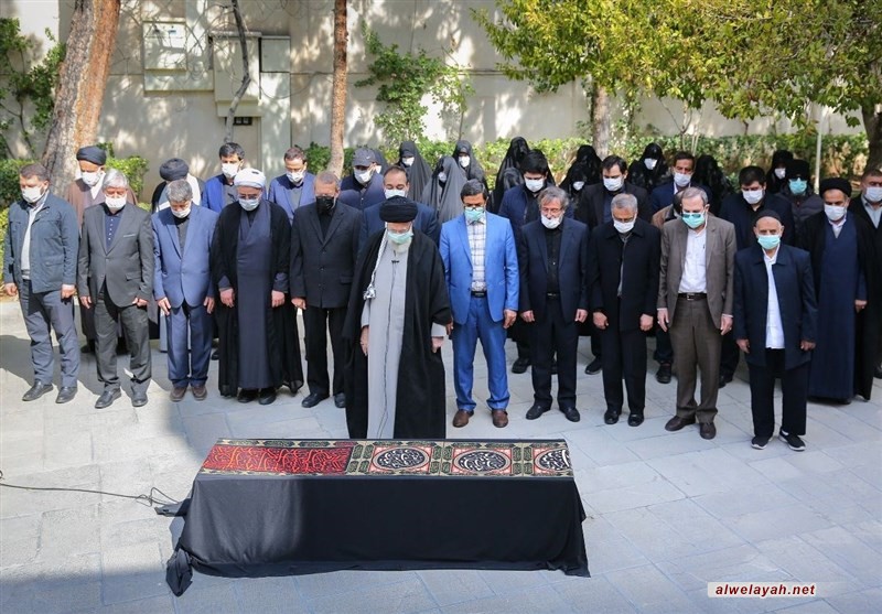 الإمام الخامنئي يؤدي صلاة الجنازة على جثمان عقيلة الشهيد مطهري