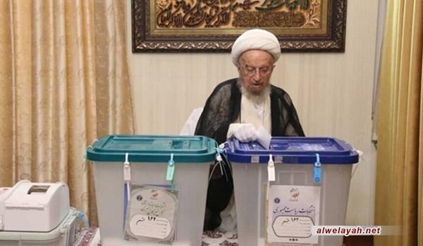 المرجع مكارم الشيرازي: الشعب بمشاركته في الانتخابات يدافع عن الجمهورية الإسلامية