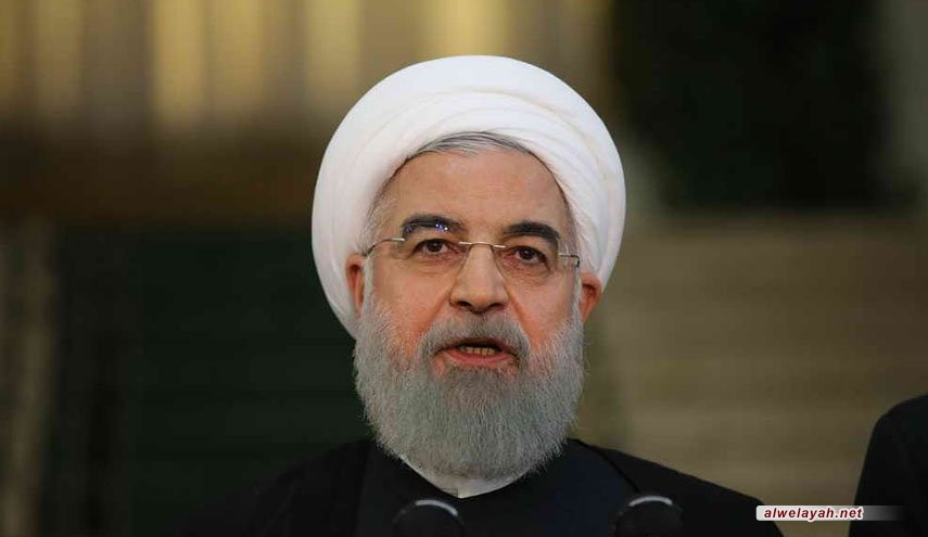 في رسالة إلى قائد الثورة الإسلامیة؛ روحاني: الحكومة تضع توجیهات سماحة قائد الثورة علی رأس أولویاتها
