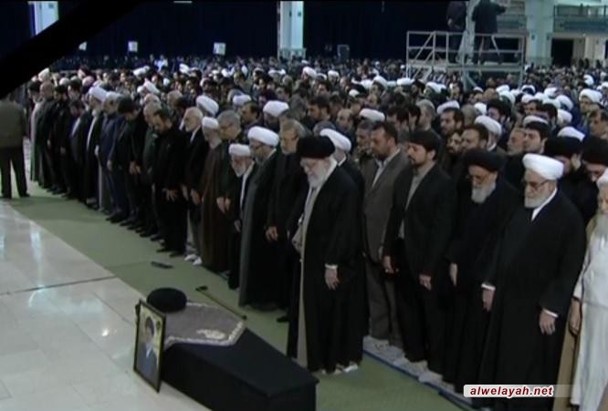 قائد الثورة الإسلامية يؤدي صلاة الميت على جثمان آية الله الهاشمي الشاهرودي