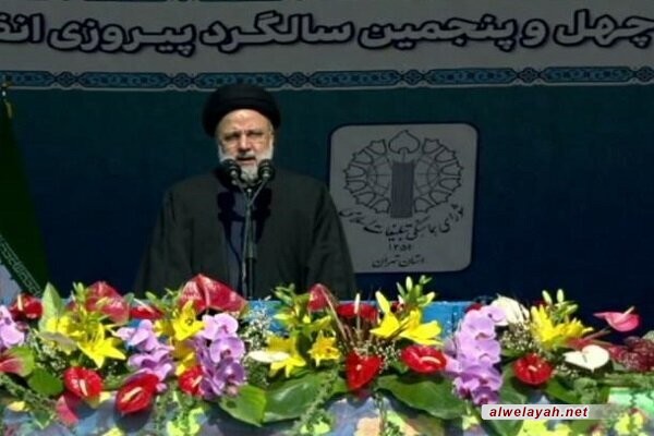 الرئيس الإيراني: رسالة الثورة هي الاستقلال والمقاومة في وجه الأعداء/ينبغي وقف القصف على سكان غزة