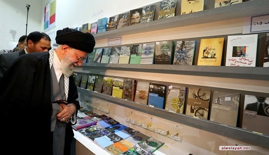 الإمام الخامنئي يزور معرض طهران الدولي للكتاب