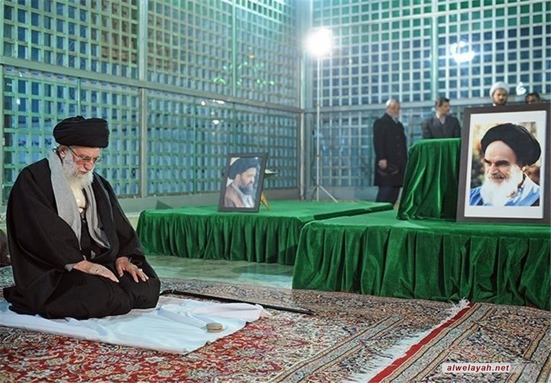 قائد الثورة الإسلامية يزور مرقد الإمام الخميني (ره) وشهداء الثورة الإسلامية