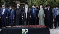 قائد الثورة الإسلامية يقيم صلاة الميت على جثمان حجة الإسلام دعائي