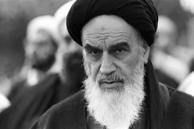 سلسلة من عبق الإمام الخميني (قدس سره) – الحلقة (52): أهمية الحفاظ على وحدة الأمة واستقرارها