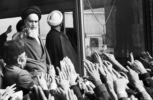 بمناسبة ذكرى إنتصار الثورة الإسلامية في ايران - لقطة خالدة لجهادٍ مقدّس