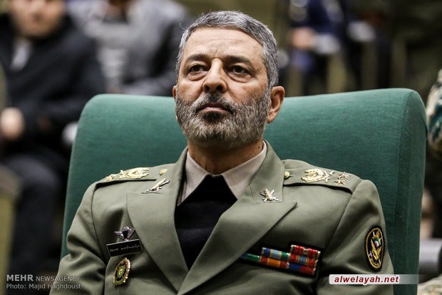اللواء موسوي: قائد الثورة الإسلامية يشرف بالكامل على القضايا الأمنية والدفاعية