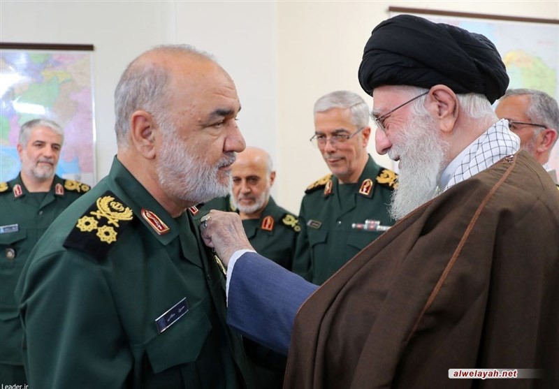 قائد الثورة الإسلامية يمنح حرس الثورة وسام "الفتح"
