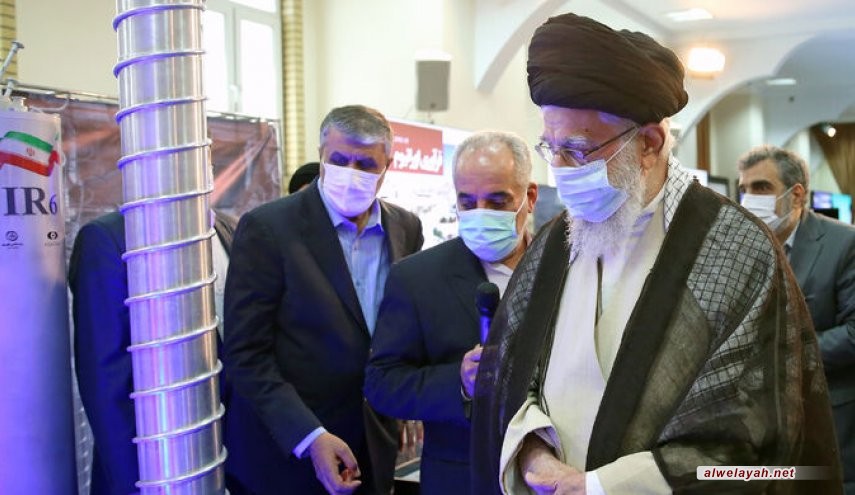 قائد الثورة الإسلامية يتفقد معرض إنجازات الصناعة النووية في إيران