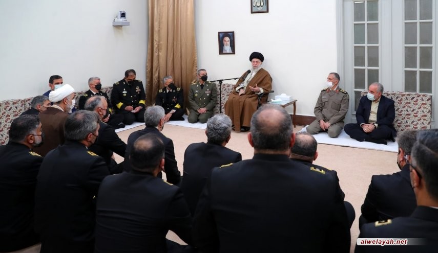 قائد الثورة الإسلامية يؤكد ضرورة تعزيز القوة القتالية والمعدات الدفاعية لبحرية الجيش