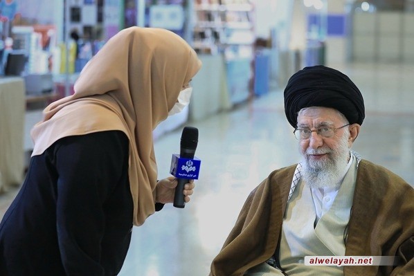قائد الثورة الإسلامية: الكتاب مازال يحتل مكانة عالية ومرموقة رغم اتساع الفضاء الافتراضي 
