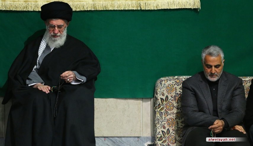 قائد الثورة الإسلامية يؤمّ الصلاة على جثمان الشهيد سليماني
