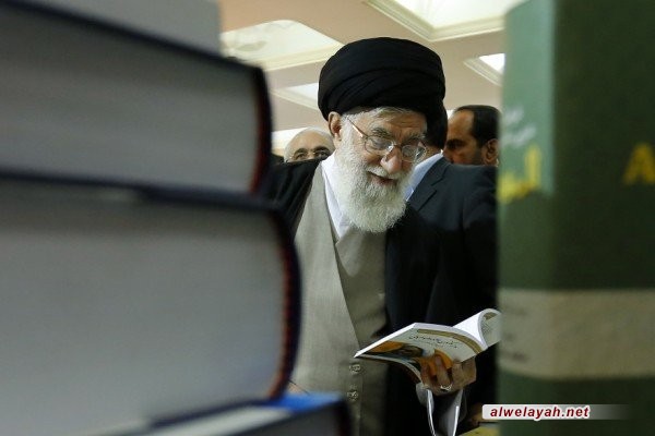 ما الكتب التي تصفحها قائد الثورة الإسلامية في معرض الكتاب