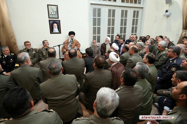 قائد الثورة الإسلامية: القوات المسلحة الإيرانية تمثل معلما بارزا من معالم القوة الوطنية