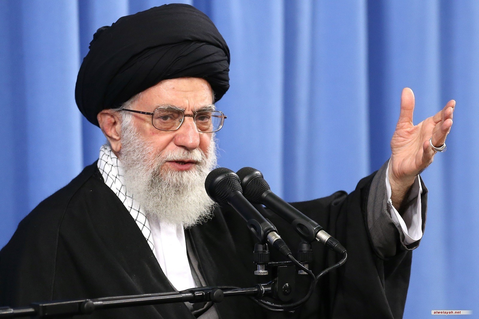 قائد الثورة الإسلامية يدين بشدة الاعتداء الأميركي على الحشد الشعبي